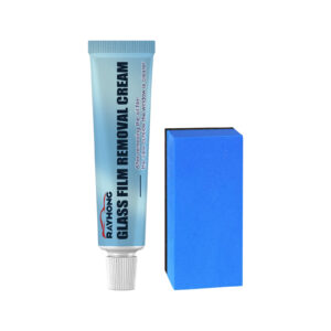 Fast-acting car windshield cleaner removes tough oil film quickly